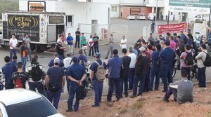 trabalhadores fazem assembleia
