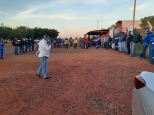 Presidente do Sindetanol durante assembleia da negociação coletiva, com trabalhadores da Usina Caeté, unidade Paulicéia.
