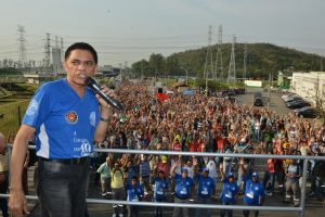 Macaé em cima de carro de som durante uma greve