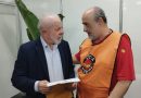 Sindicalista entrega reivindicações a Lula durante lançamento do edital do túnel Santos-Guarujá