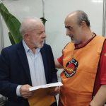 Sindicalista entrega reivindicações a Lula durante lançamento do edital do túnel Santos-Guarujá