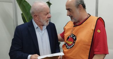 Sindicalista entrega reivindicações a Lula durante lançamento do edital do túnel Santos-Guarujá