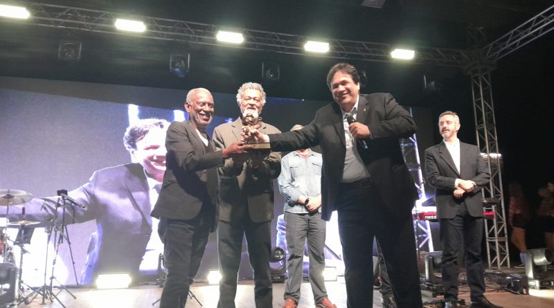 Eletricitários celebram 80 anos com festa, homenagens e união
