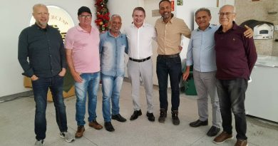 por favor reescreva o texto jornalístico. Distribua em parágrafos com 25 palavras cada parágrafo. O texto deve ser escrito na voz ativa e com palavras de transição. O título deve ter no máximo 65 caracteres e uma meta-descrição de 140 caracteres. Por favor faça uma versão reduzida para redes sociais (com emojis e hashtags) destacando os principais pontos do texto Centrais realizam plenária unificada preparatória para a etapa estadual da 2ª CNT As centrais sindicais paulistas realizaram nesta quarta-feira (26) uma plenária unificada no Sindicato dos Químicos da CUT, na Rua Tamandaré, reunindo lideranças de diversas entidades. O encontro, realizado das 9h às 12h, contou com a participação do Dieese, do Diesat e teve presença ativa dos dirigentes da Força Sindical, que contribuíram diretamente para a construção coletiva das propostas. Durante a reunião, os participantes debateram os principais eixos e subtemas que compõem a conferência e reforçaram a importância da unidade sindical neste momento decisivo. O presidente da Força Sindical SP, Danilo Pereira da Silva, destacou que a plenária foi fundamental para consolidar posições e organizar a participação das entidades no processo estadual. Segundo ele, “a construção conjunta garante propostas mais fortes, representativas e comprometidas com a defesa dos direitos, da valorização do trabalho e do fortalecimento da ação sindical.” O secretário-geral da Força Sindical SP, Carlos Augusto dos Santos, o Carlão, também ressaltou a relevância da articulação entre as lideranças: “Esse diálogo unificado reforça nossa capacidade de intervir com consistência no processo da conferência. Quando unimos conhecimento, experiência e compromisso, avançamos em propostas que realmente atendem às necessidades da classe trabalhadora.” O vice-presidente da Força Sindical-SP, Adriano Lateri, reforçou a importância da participação dos dirigentes da central: “Estivemos unidos e preparados para construir propostas reais e aplicáveis. Seguiremos mobilizados para representar os trabalhadores nas decisões que virão.” A plenária marcou um passo importante para assegurar que a voz dos trabalhadores paulistas esteja presente e atuante no debate nacional sobre o futuro das relações de trabalho no Brasil.