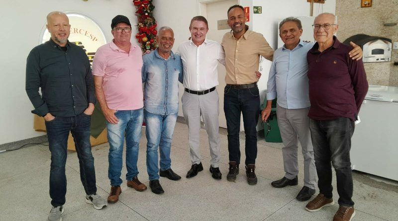 por favor reescreva o texto jornalístico. Distribua em parágrafos com 25 palavras cada parágrafo. O texto deve ser escrito na voz ativa e com palavras de transição. O título deve ter no máximo 65 caracteres e uma meta-descrição de 140 caracteres. Por favor faça uma versão reduzida para redes sociais (com emojis e hashtags) destacando os principais pontos do texto Centrais realizam plenária unificada preparatória para a etapa estadual da 2ª CNT As centrais sindicais paulistas realizaram nesta quarta-feira (26) uma plenária unificada no Sindicato dos Químicos da CUT, na Rua Tamandaré, reunindo lideranças de diversas entidades. O encontro, realizado das 9h às 12h, contou com a participação do Dieese, do Diesat e teve presença ativa dos dirigentes da Força Sindical, que contribuíram diretamente para a construção coletiva das propostas. Durante a reunião, os participantes debateram os principais eixos e subtemas que compõem a conferência e reforçaram a importância da unidade sindical neste momento decisivo. O presidente da Força Sindical SP, Danilo Pereira da Silva, destacou que a plenária foi fundamental para consolidar posições e organizar a participação das entidades no processo estadual. Segundo ele, “a construção conjunta garante propostas mais fortes, representativas e comprometidas com a defesa dos direitos, da valorização do trabalho e do fortalecimento da ação sindical.” O secretário-geral da Força Sindical SP, Carlos Augusto dos Santos, o Carlão, também ressaltou a relevância da articulação entre as lideranças: “Esse diálogo unificado reforça nossa capacidade de intervir com consistência no processo da conferência. Quando unimos conhecimento, experiência e compromisso, avançamos em propostas que realmente atendem às necessidades da classe trabalhadora.” O vice-presidente da Força Sindical-SP, Adriano Lateri, reforçou a importância da participação dos dirigentes da central: “Estivemos unidos e preparados para construir propostas reais e aplicáveis. Seguiremos mobilizados para representar os trabalhadores nas decisões que virão.” A plenária marcou um passo importante para assegurar que a voz dos trabalhadores paulistas esteja presente e atuante no debate nacional sobre o futuro das relações de trabalho no Brasil.