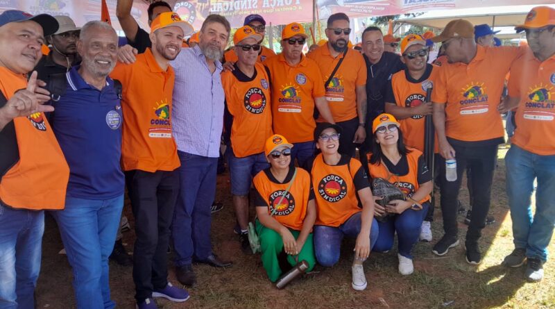 Trabalhadores fazem grande ato por direitos em Brasília