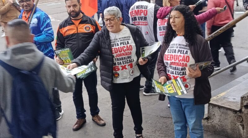 Centrais fazem manifestação no Brás pelo fim da escala 6×1